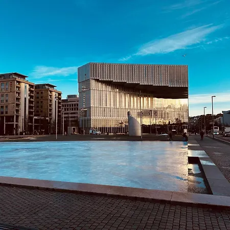 Premier Location By S, Bus Terminal & Markets アパート